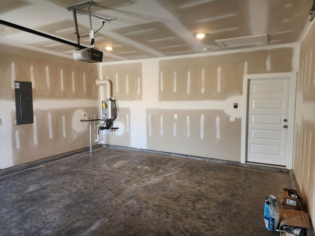 Building Photo - Stunning unit in 55+ community