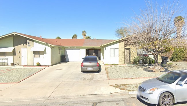 Building Photo - 1992 W Oakland Ave