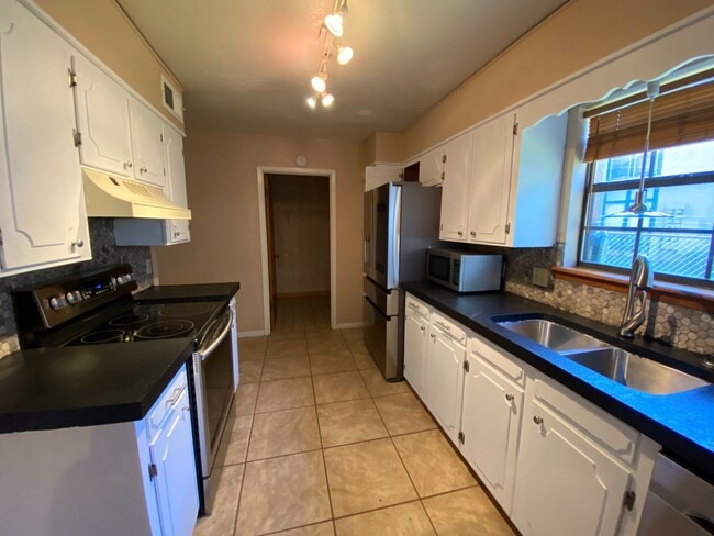 Building Photo - Townhouse Located In Carriage Square