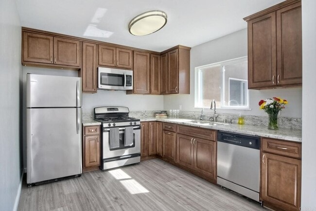 Building Photo - Spacious 5-Bedroom Home on Quiet Cul-de-Sac with Stunning Views