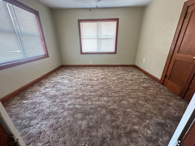 Building Photo - 2 bedroom and 1 bath home