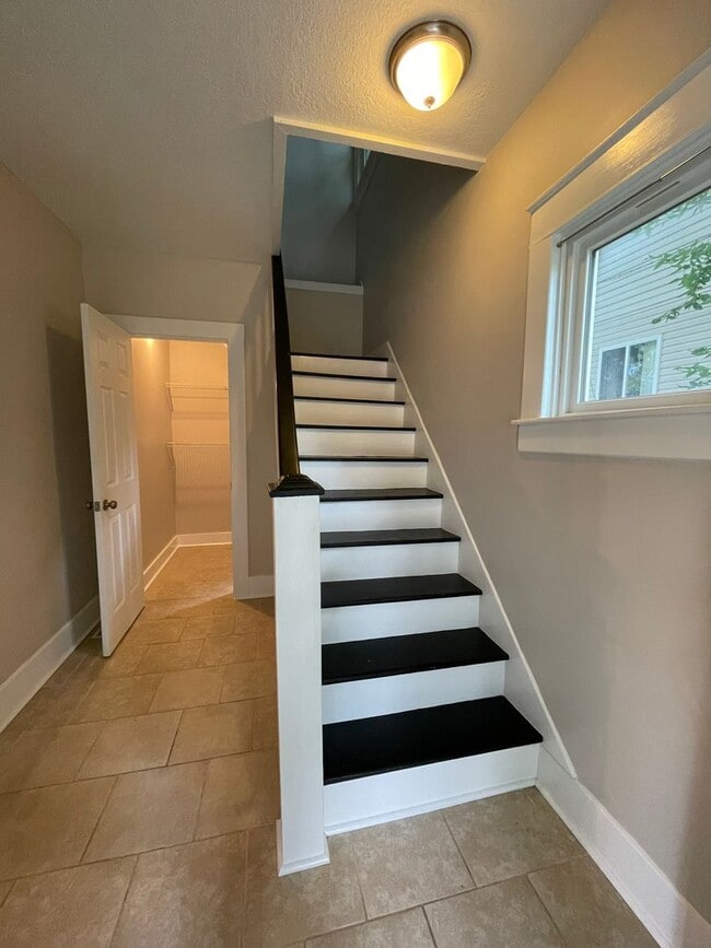Building Photo - 2 Bedroom Near ESU!