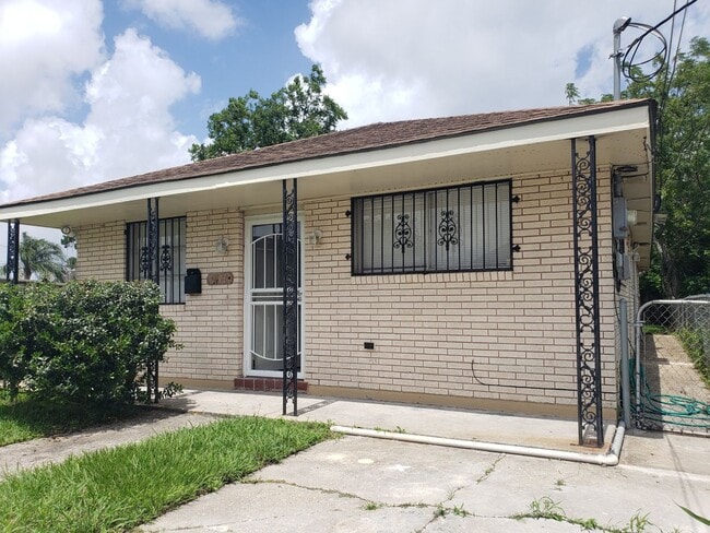 Primary Photo - 5 Bedroom Single House