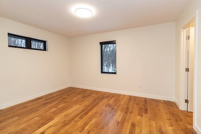 Master bedroom w/ walk-in closet - 5590 Harding Ln