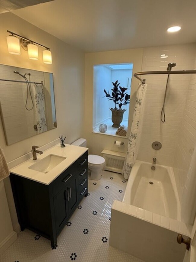 Building Photo - *DREAM LOCATION* 6BR Completely Renovated Duplex