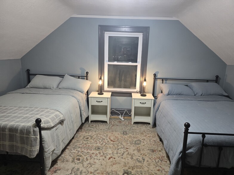 Building Photo - 1825 E 5th St