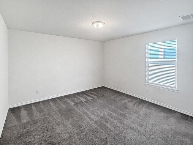 Building Photo - New Braunfels gem