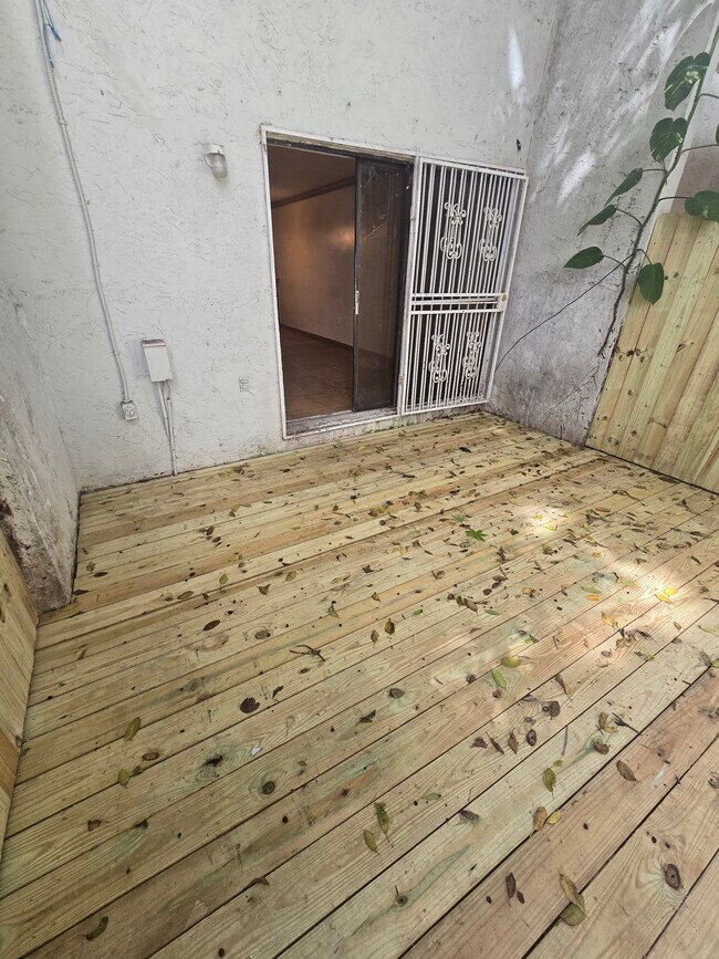 Building Photo - 1901 NW S River Dr