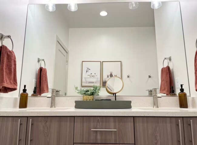 Building Photo - 960 Heritage Dr