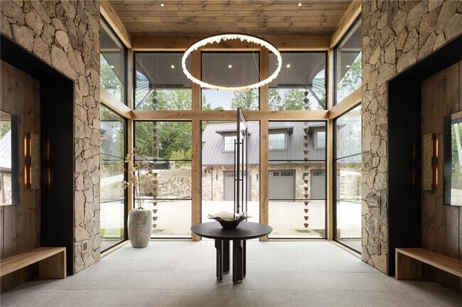 Building Photo - 725 Rocky Point Dr