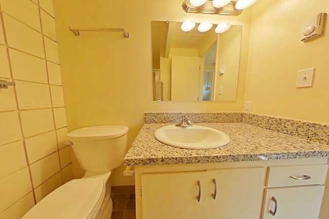Building Photo - 1 Bedroom Duplex ~ Close to 9th St ~ Small...
