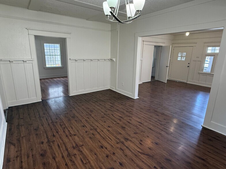 Building Photo - 860 W 56th St