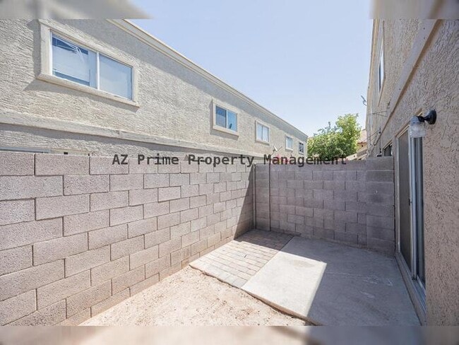 Building Photo - 1055 W 5th St