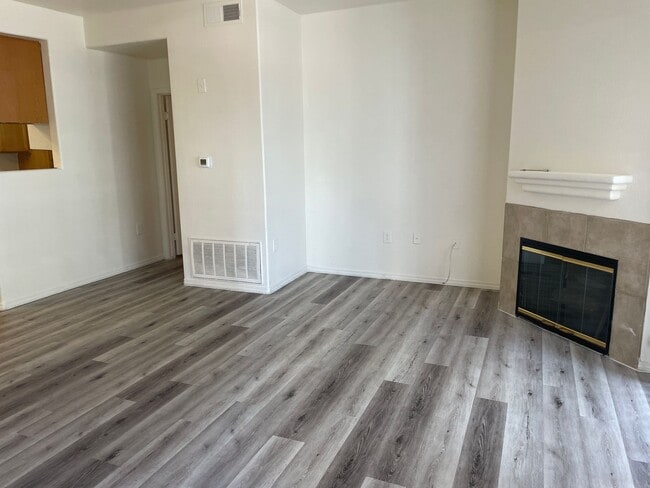 Building Photo - 2 Bedroom Condo!