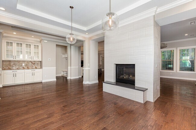 Building Photo - Stunning 5-Bedroom, 5-Bathroom Home with Chef's Kitchen and Luxurious Features