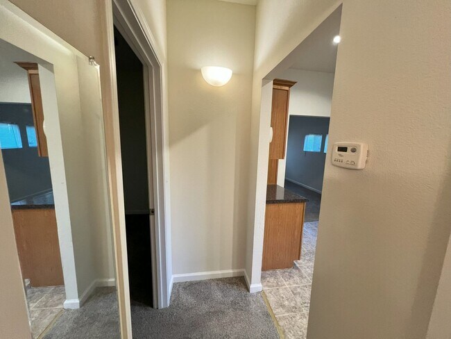 Building Photo - Beautiful 3 bedroom, 1 bathroom home locat...