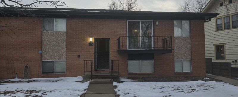 Building Photo - 911 W River Blvd