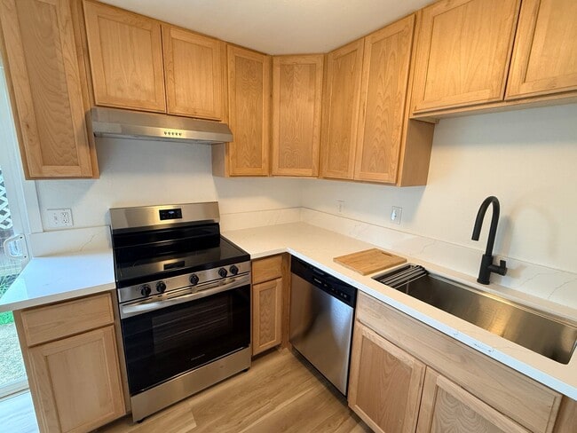 Building Photo - Cute 3 bedroom 1 bath Close to Brentwood City Park and freeway access.