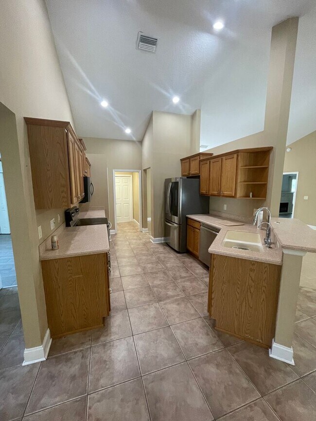 Building Photo - Spacious 4-Bedroom Pool Home – 2 Primary S...