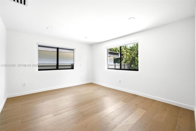 Building Photo - 120 NE 49th St