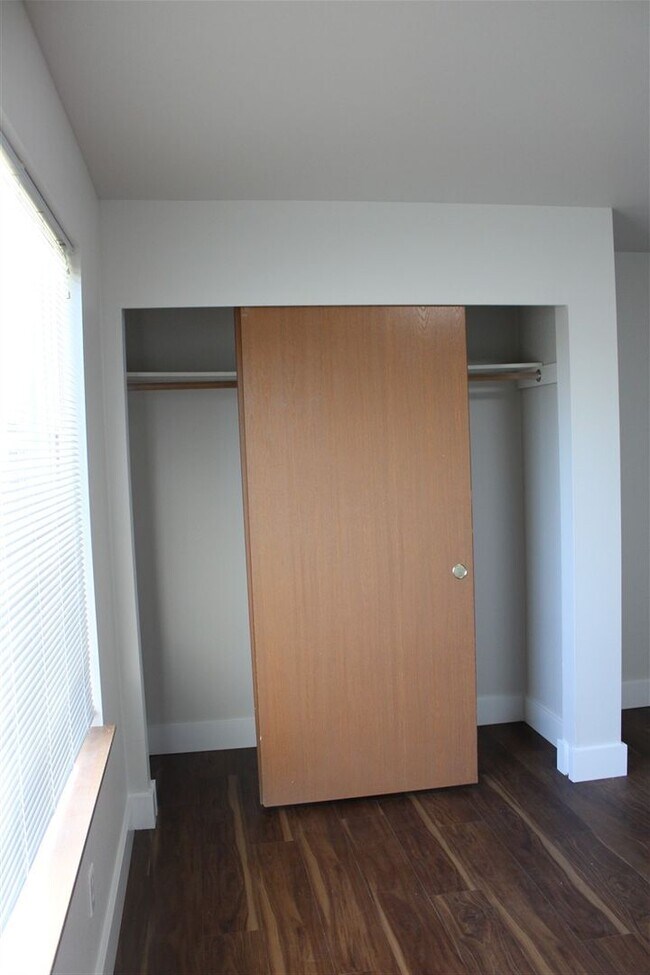 Building Photo - 3 Bedroom, 2 Bathroom House in Burlington!