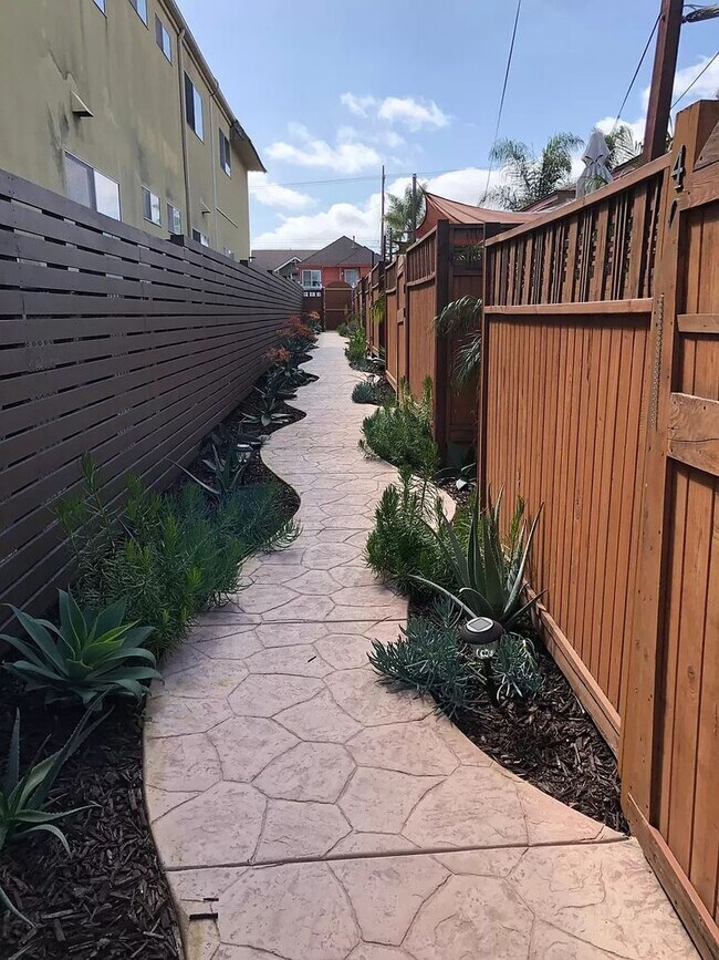 Building Photo - LARGE PRIVATE EXCLUSIVE PATIO! EXCLUSIVE U...