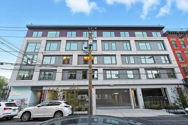Building Photo - 303 Madison St