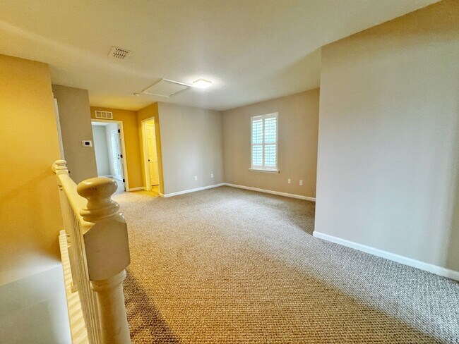 Building Photo - Islander Townhome with water views and garage!