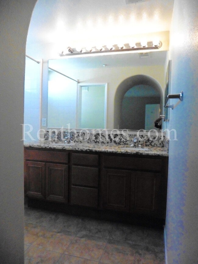 Building Photo - 568 Almond Rd