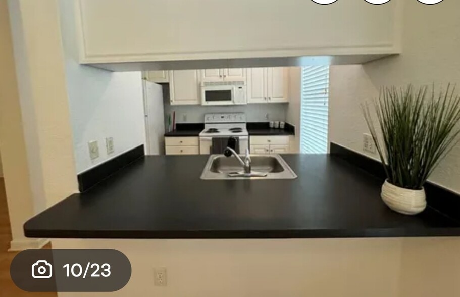 Building Photo - 860 N Orange Ave