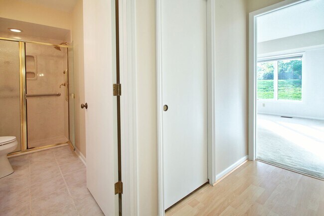 Building Photo - 2 Bedroom Condo On Holland's South Side