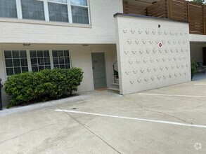 Building Photo - 2002 Greenwood Dr