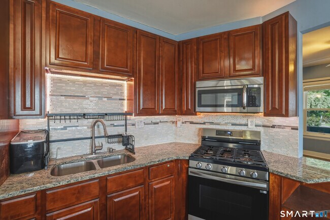 Building Photo - 44-46-46 Perry Hill Rd