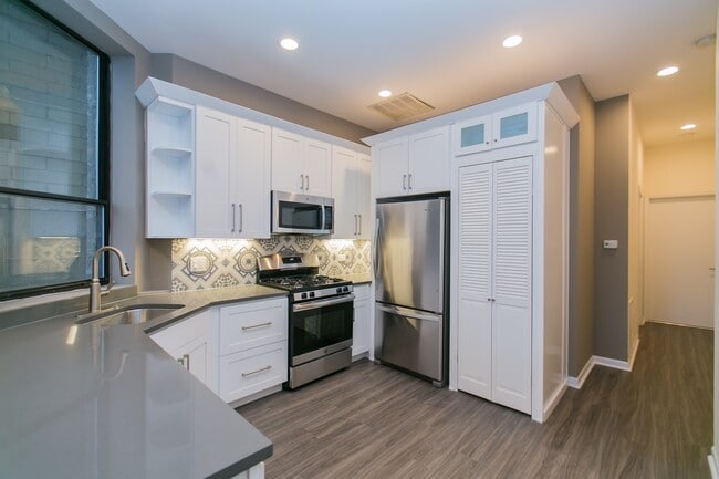 Building Photo - 2324 N Clark St