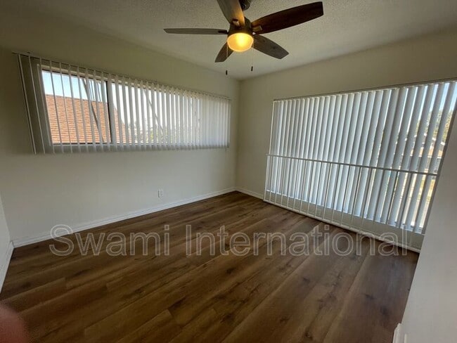 Building Photo - 860 W 50th Pl