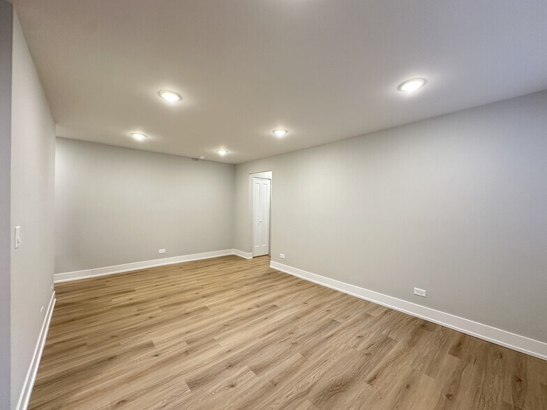 Building Photo - 531 W Aldine Ave