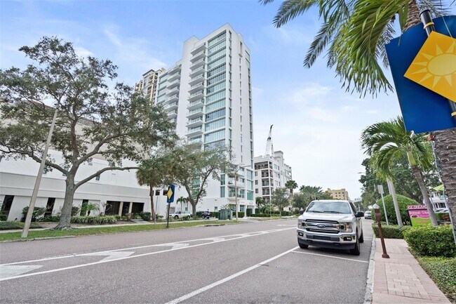 Building Photo - 176 4th Ave NE