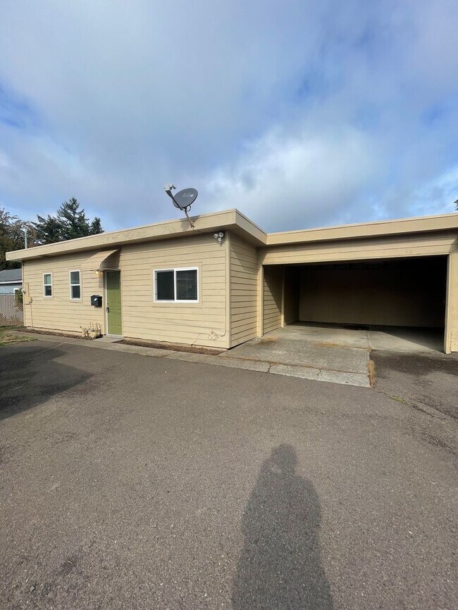 Building Photo - Do not miss this cozy 2 bedroom Lebanon Apartment!