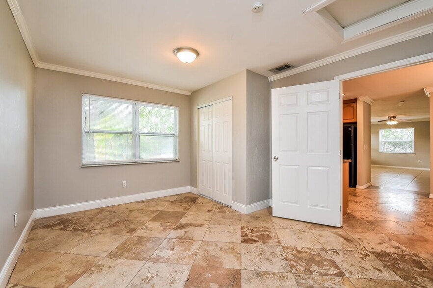 Building Photo - 5595 Sunrise Dr