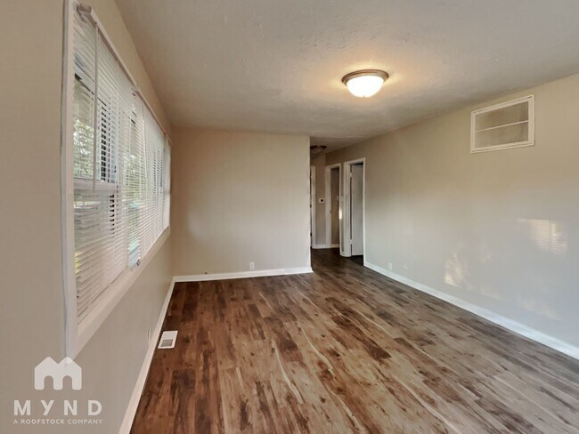 Building Photo - 3102 Elmhurst Dr