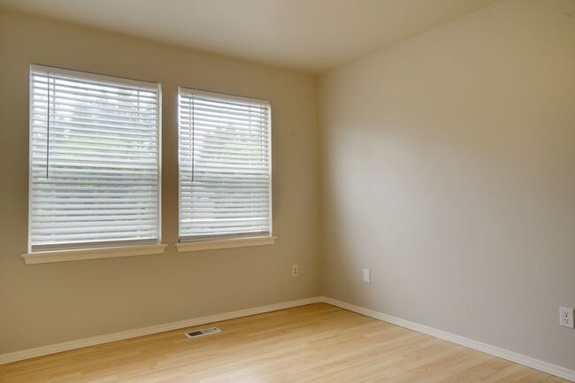 Building Photo - Price reduction-Lakeland Hills 2 Story