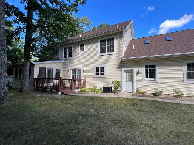 Building Photo - 1556 Shagbark St