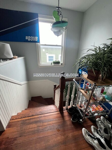 Building Photo - 731 Parker St