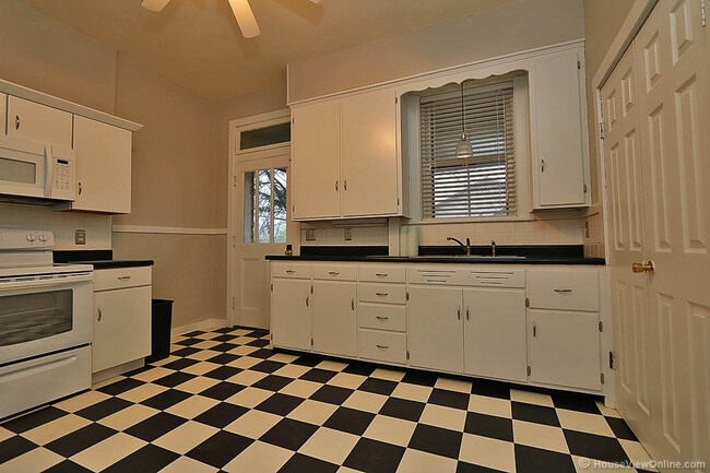 Building Photo - Three Story House Close to SEMO - June 2026- May 2027 Lease