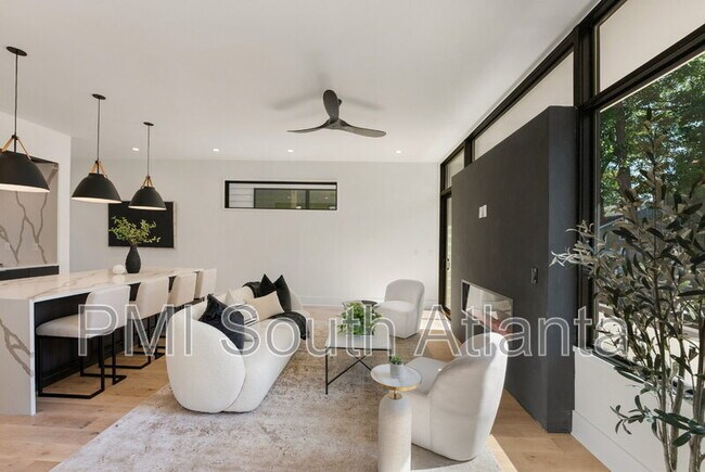 Building Photo - 194 E Lake Terrace SE