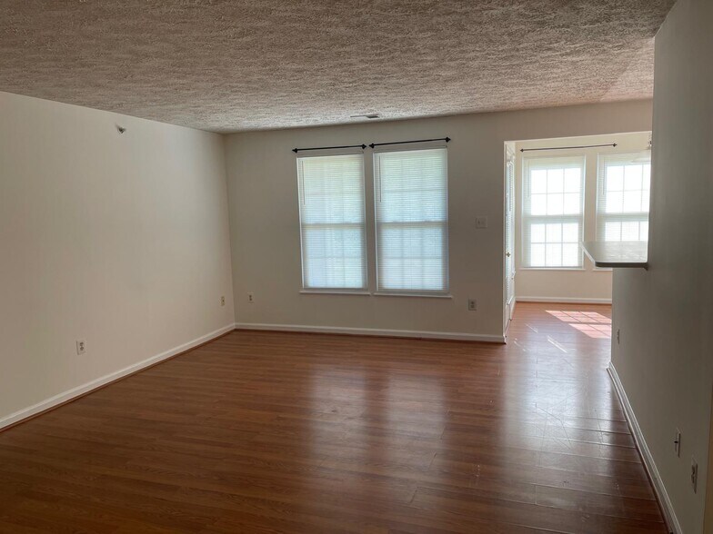 Building Photo - 5610 Avonshire Pl