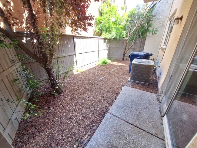 Building Photo - 5424 Knotty Pine Way