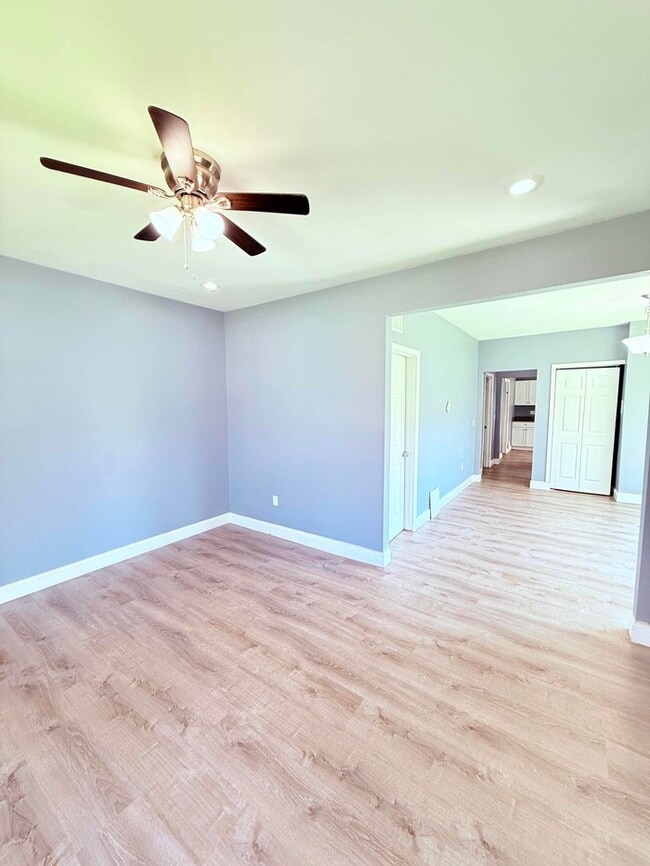 Building Photo - 3 Bed, 1 Bath Home with Modern Amenities / Vouchers Accepted / Available Now!
