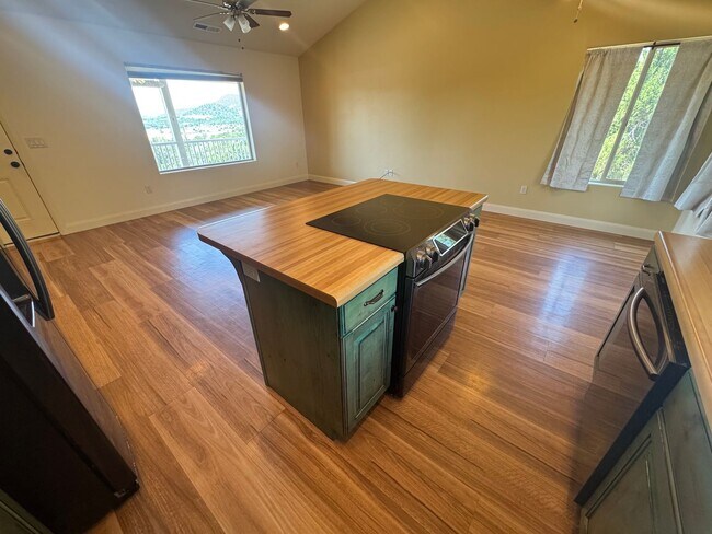 Building Photo - Beautiful 2 Bedroom Home In Central