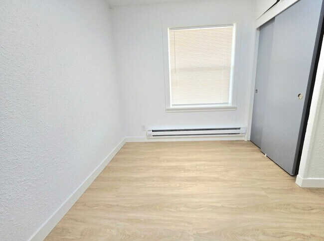 Building Photo - Fully Remolded 2 Bedroom Apartment Move-in READY! Move In Special Offering $550 Move In Credit!
